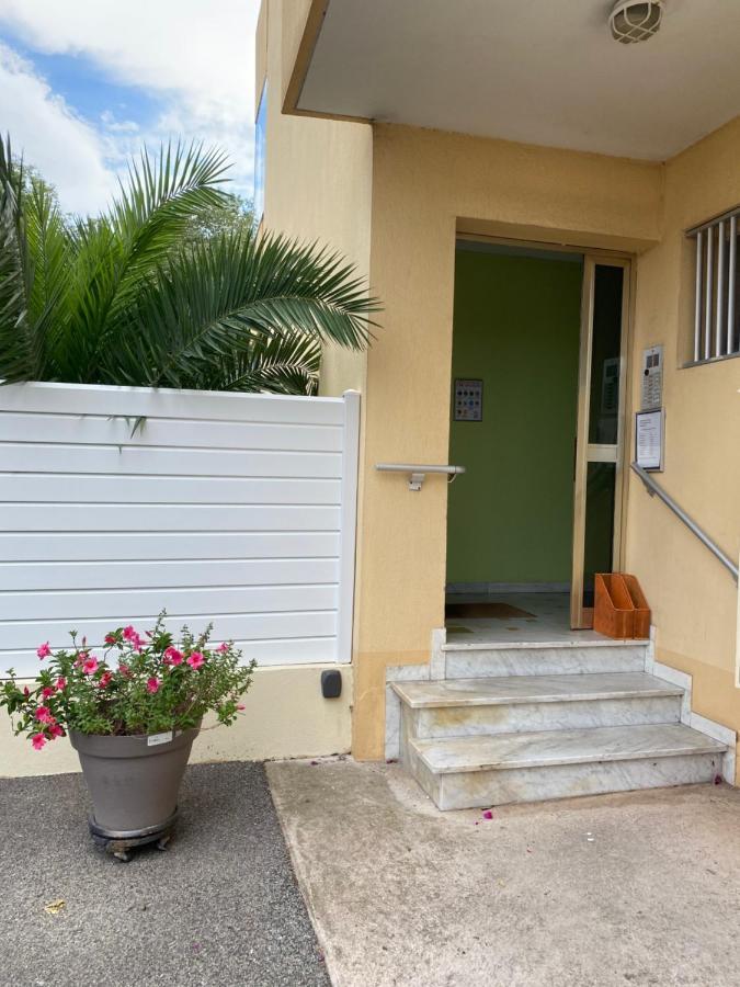 Chez Virginie : Appartement Lumineux Au Calme. Frejus Exterior photo